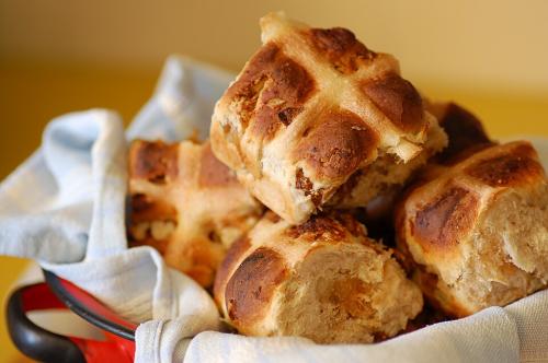 960px-hot-cross-buns-fig-and-pecan_1757947217.jpg