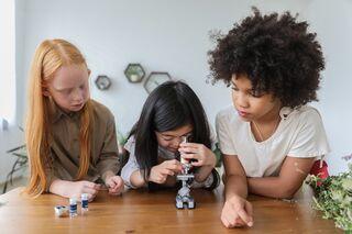 _1670479855.pexels-monstera-5063442_girls_microscope.jpg