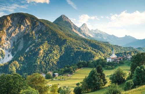 _1674456377.alpe-di-siusi-sunrise-with-sassolungo-or-langkofel-royalty-free-image-1623254127.jpg